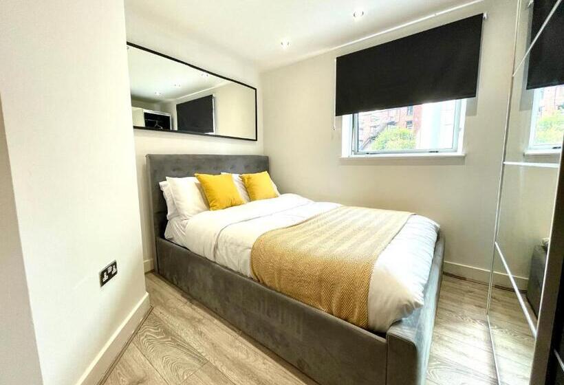 Rooms Near Me   Lux 2 Bed Apartment, Walsall City Centre, Smart Tv, Ensuite, M6 J9, Parking Nearby