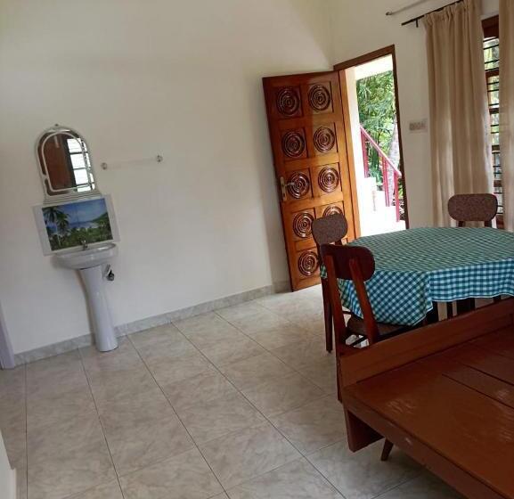 تختخواب و صبحانه Independent Apartment Kovalam