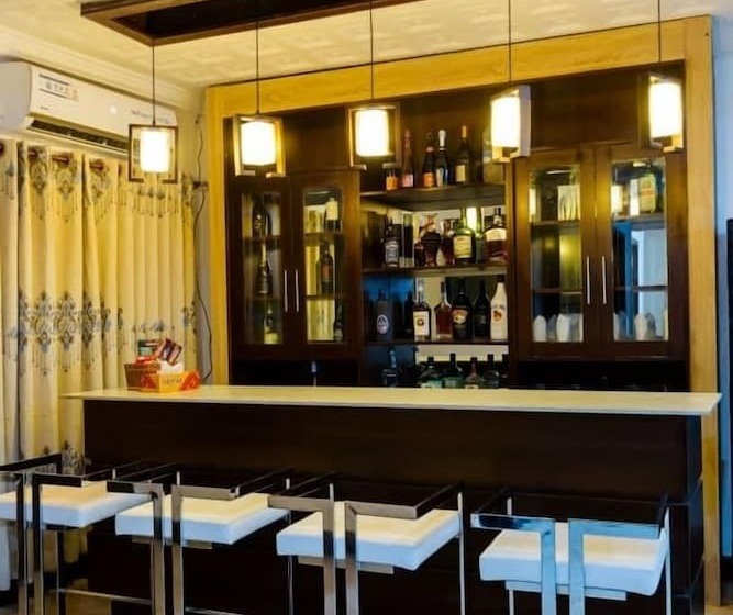 هتل Ampric Guest House And Lounge