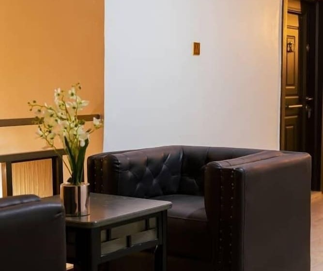 هتل Ampric Guest House And Lounge