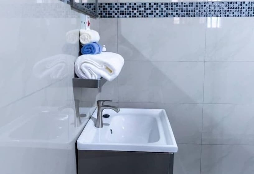 هتل Ampric Guest House And Lounge