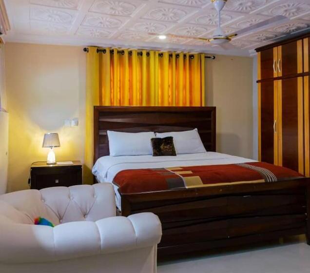 هتل Ampric Guest House And Lounge
