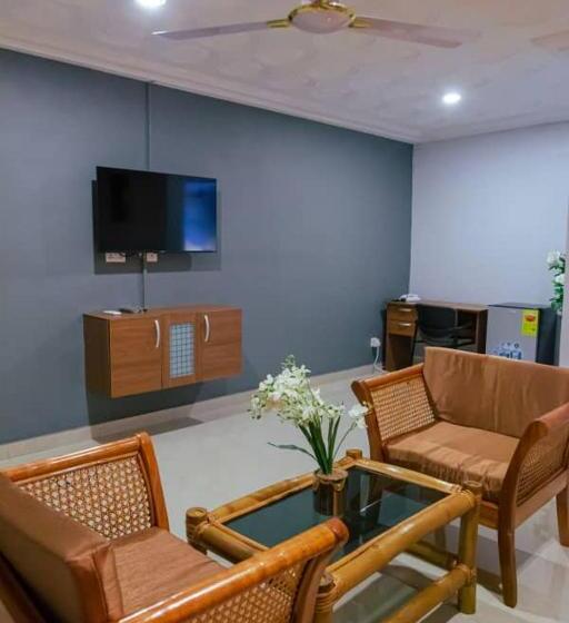 هتل Ampric Guest House And Lounge