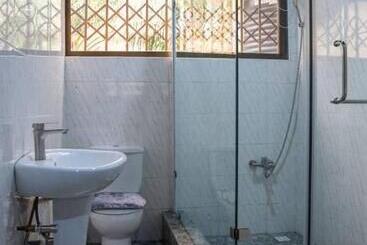 هتل Ampric Guest House And Lounge