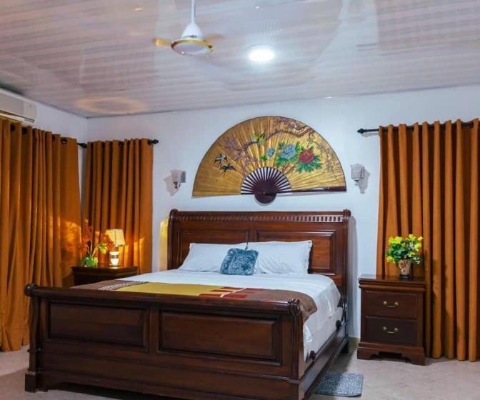 هتل Ampric Guest House And Lounge
