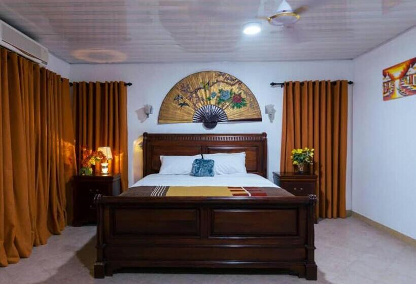 هتل Ampric Guest House And Lounge
