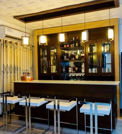 هتل Ampric Guest House And Lounge