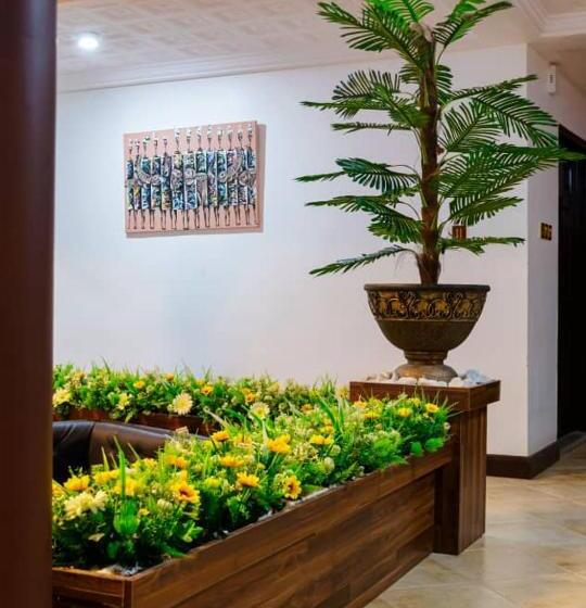 هتل Ampric Guest House And Lounge