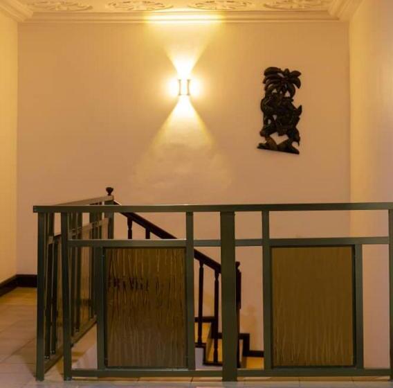 هتل Ampric Guest House And Lounge