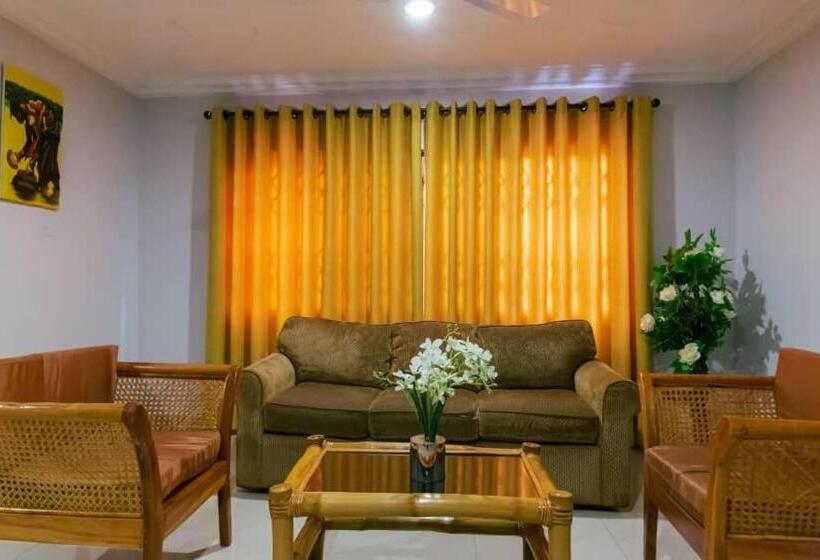 هتل Ampric Guest House And Lounge