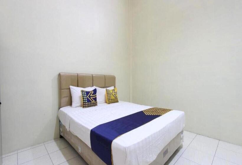 Отель Spot On 93245 Guest House Mulia Dua Syariah