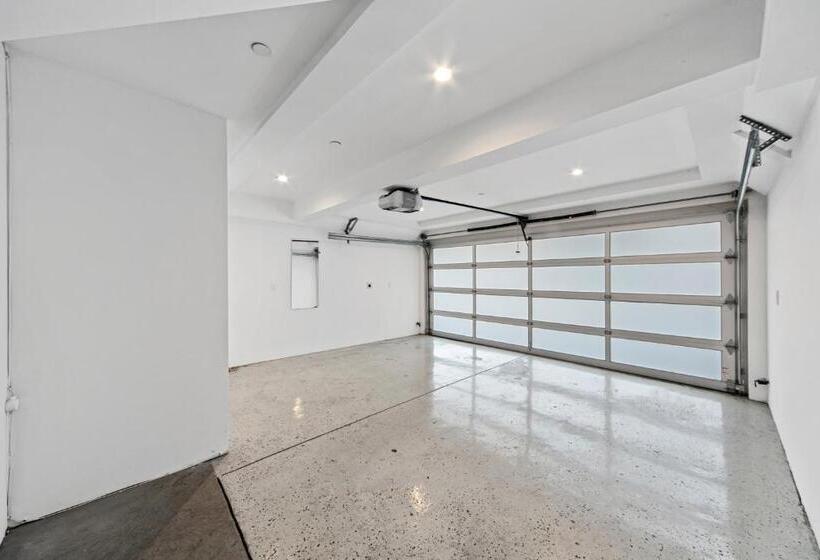 Modern Luxury 2 Bed 3 Bath Home In West Hollywood