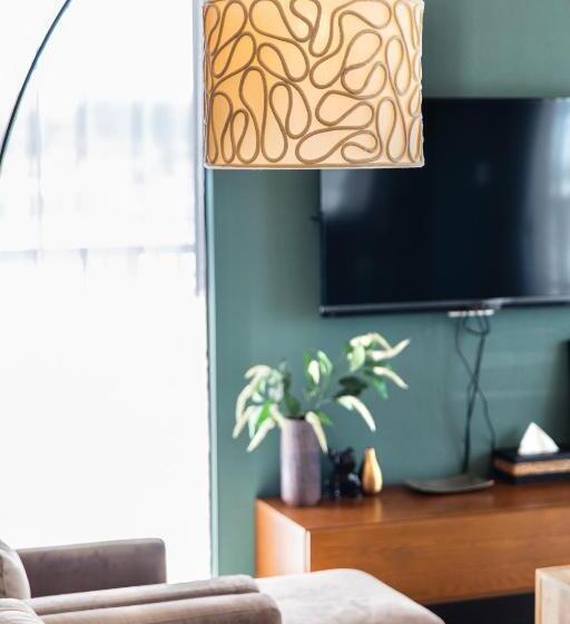 Breaky Hotel Vacation Stay 21159v