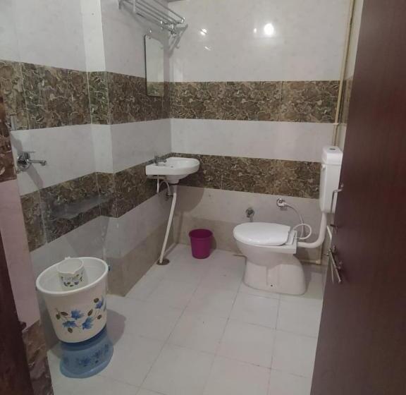 فندق O Girdharwal Resort