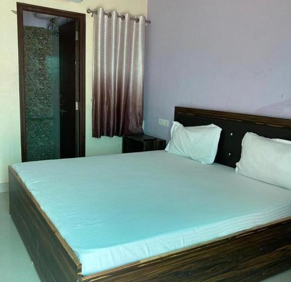 Отель O Girdharwal Resort