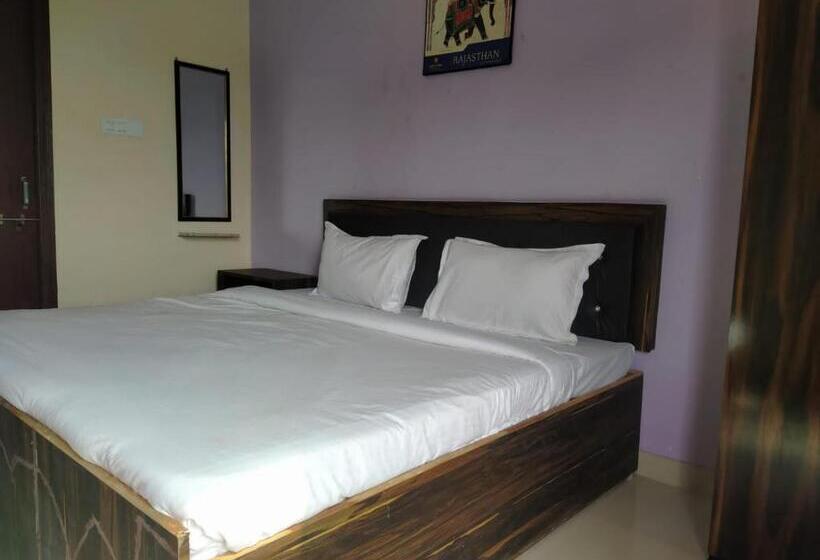 فندق O Girdharwal Resort