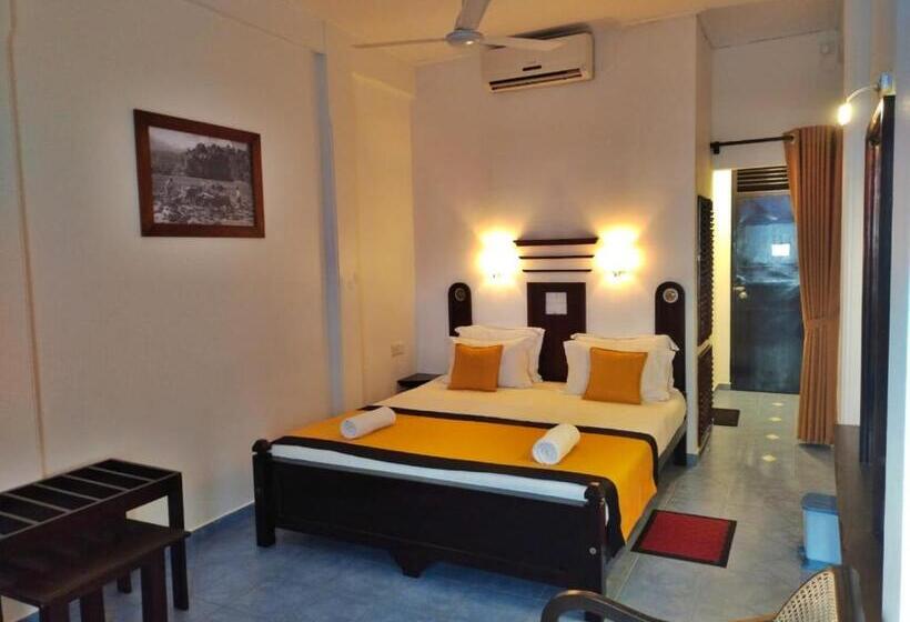 هتل Dalawella Beach Resort