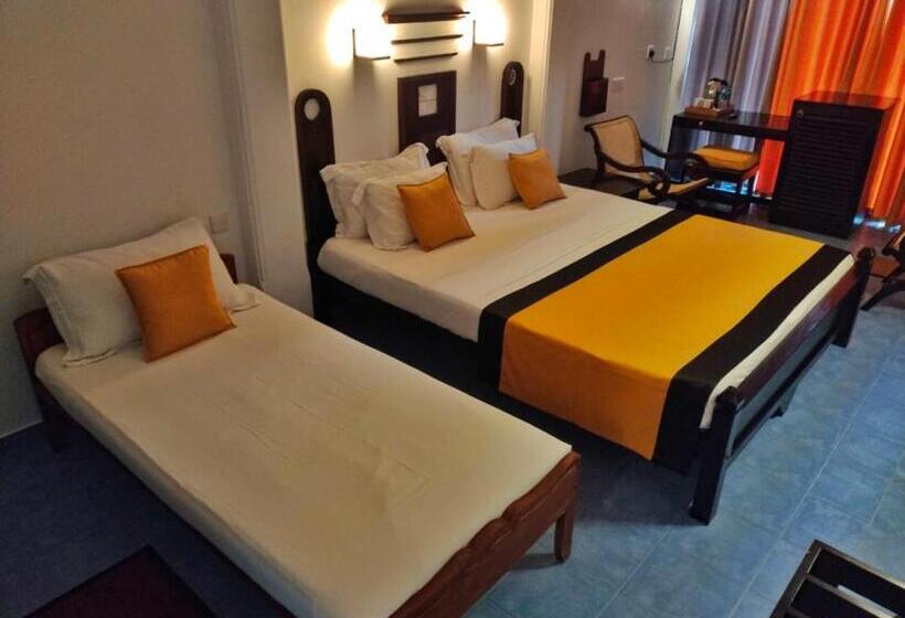 هتل Dalawella Beach Resort