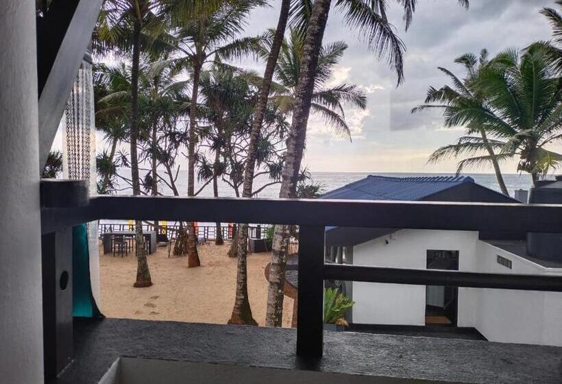 هتل Dalawella Beach Resort