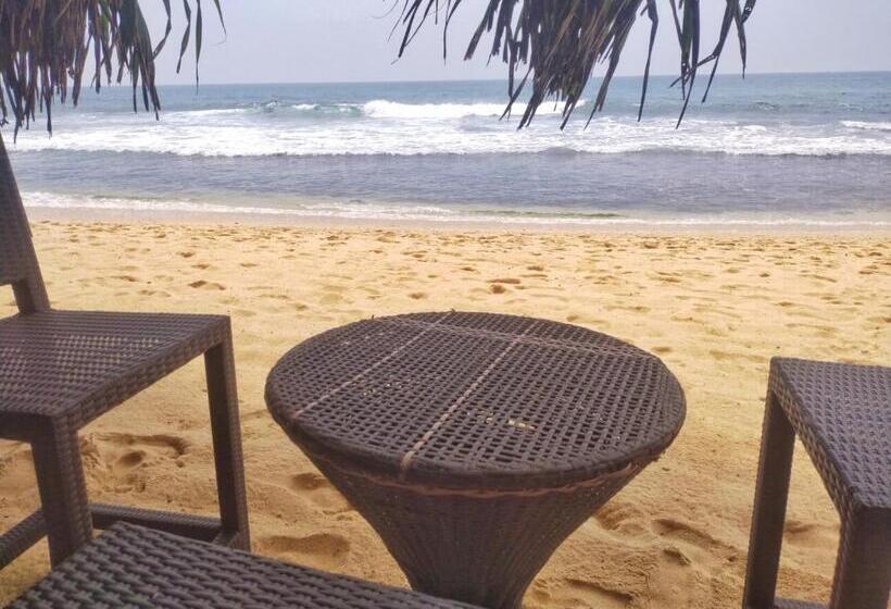 هتل Dalawella Beach Resort