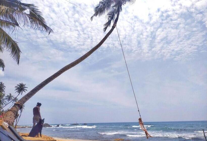 هتل Dalawella Beach Resort