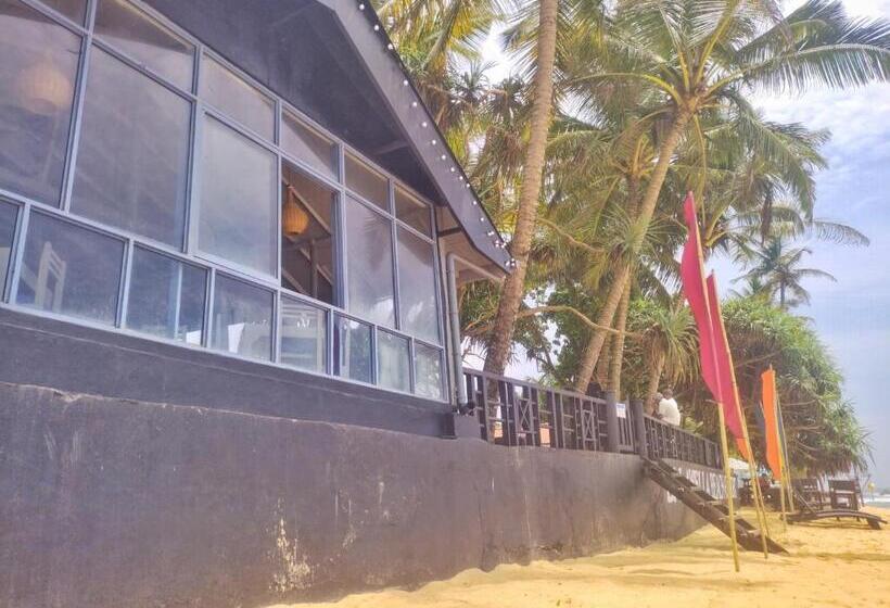 هتل Dalawella Beach Resort