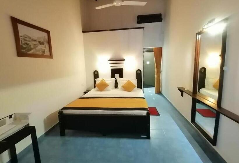 هتل Dalawella Beach Resort