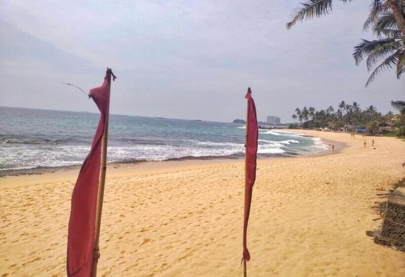 هتل Dalawella Beach Resort