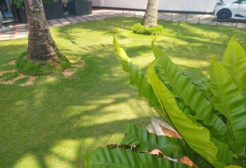هتل Dalawella Beach Resort