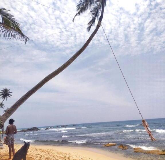 هتل Dalawella Beach Resort
