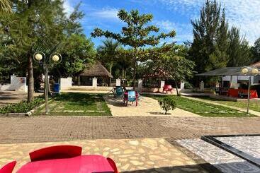 هتل Kakiri Gardens And