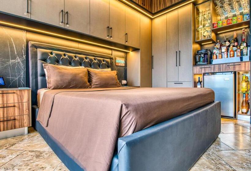 هتل Secretjaco   Luxury Beach Front Penthouse With Pool & Jacuzzi