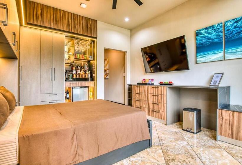 هتل Secretjaco   Luxury Beach Front Penthouse With Pool & Jacuzzi