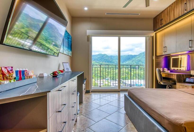هتل Secretjaco   Luxury Beach Front Penthouse With Pool & Jacuzzi