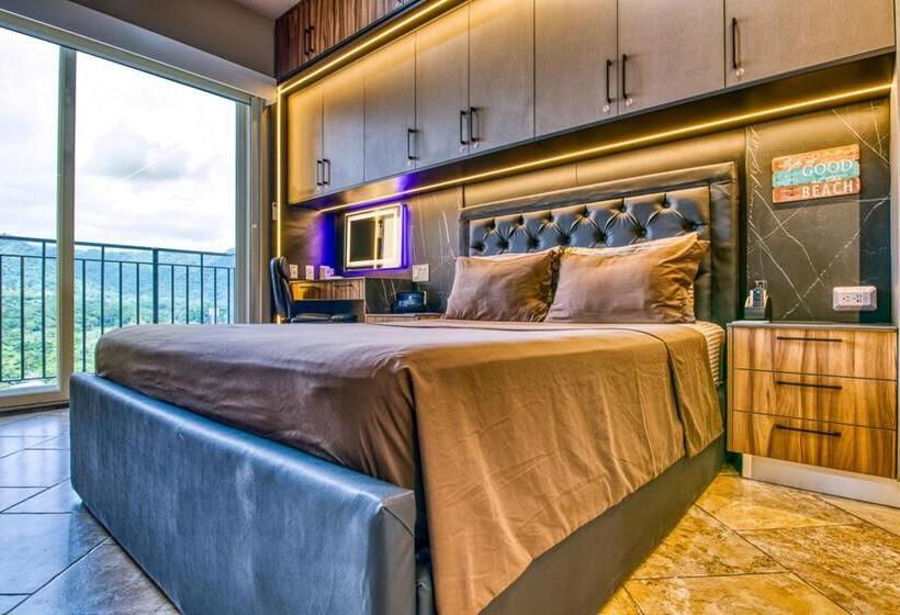 هتل Secretjaco   Luxury Beach Front Penthouse With Pool & Jacuzzi