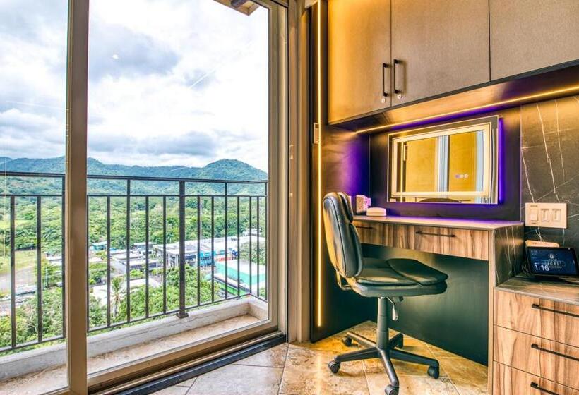 هتل Secretjaco   Luxury Beach Front Penthouse With Pool & Jacuzzi
