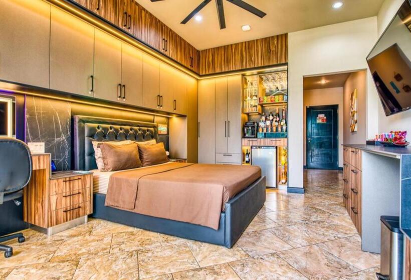 هتل Secretjaco   Luxury Beach Front Penthouse With Pool & Jacuzzi