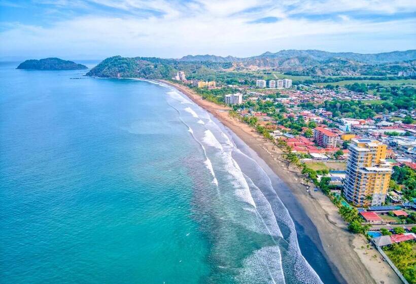 هتل Secretjaco   Luxury Beach Front Penthouse With Pool & Jacuzzi
