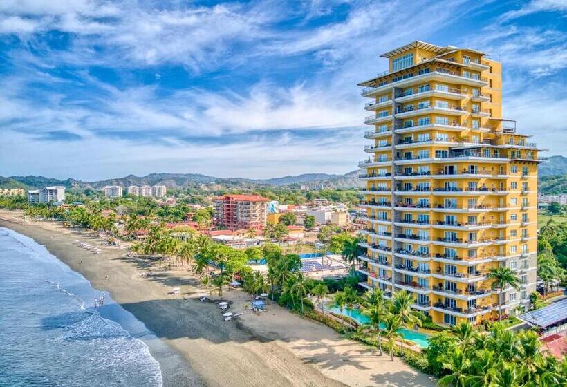 هتل Secretjaco   Luxury Beach Front Penthouse With Pool & Jacuzzi