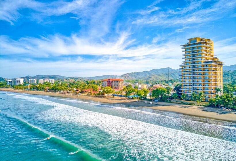 هتل Secretjaco   Luxury Beach Front Penthouse With Pool & Jacuzzi