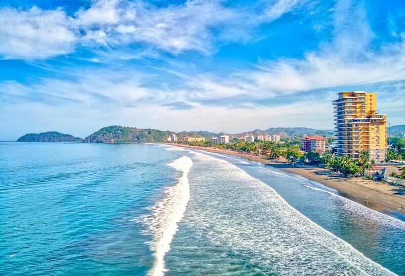 هتل Secretjaco   Luxury Beach Front Penthouse With Pool & Jacuzzi