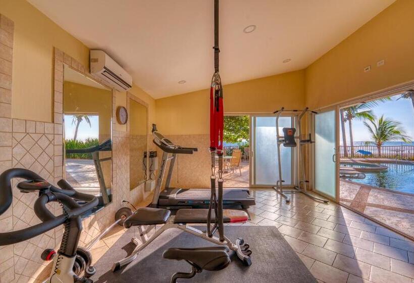 هتل Secretjaco   Luxury Beach Front Penthouse With Pool & Jacuzzi