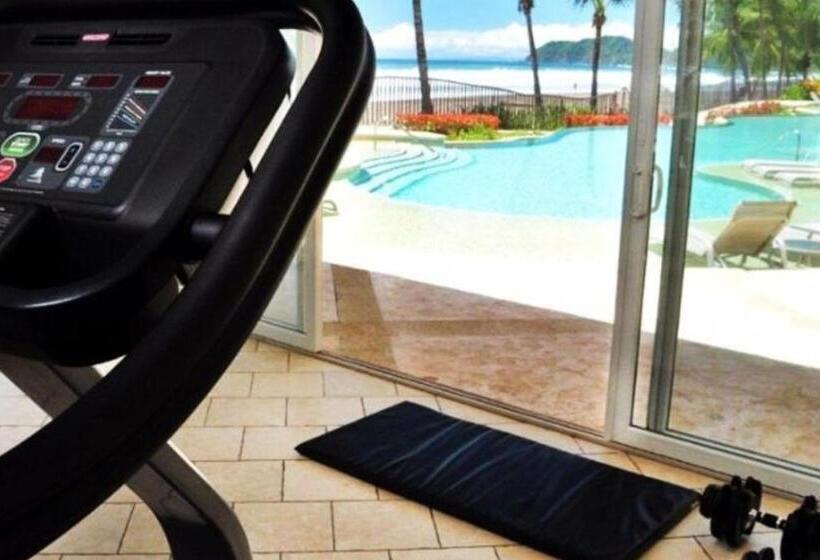 هتل Secretjaco   Luxury Beach Front Penthouse With Pool & Jacuzzi