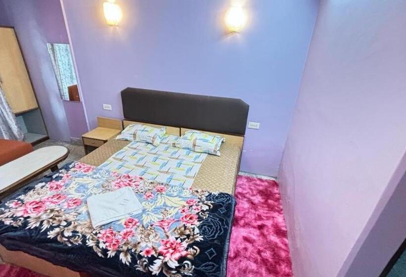 Отель Travellers Inn