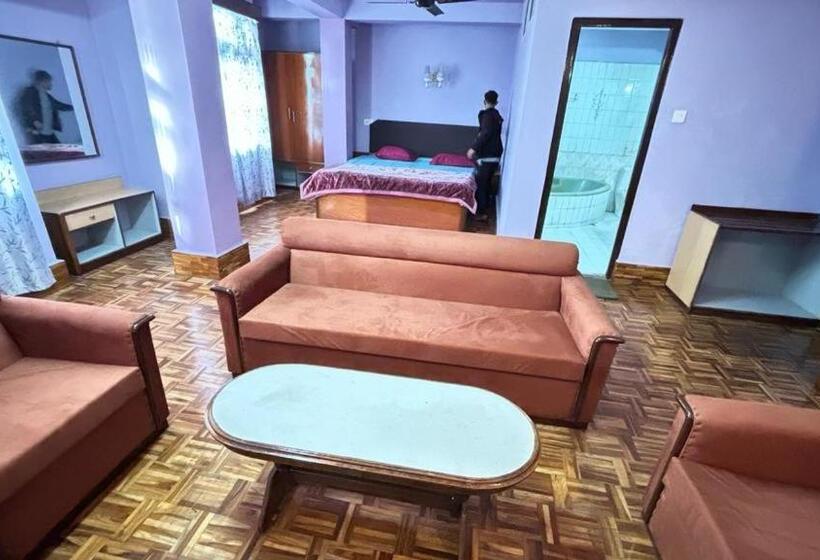 Отель Travellers Inn