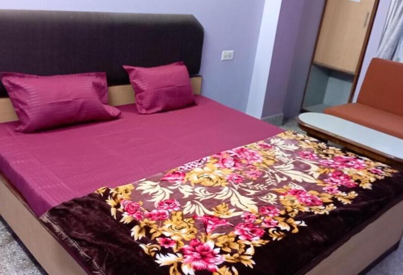 Отель Travellers Inn