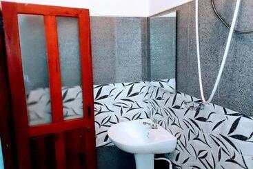 پانسیون Black And White Kandy Guest House 01