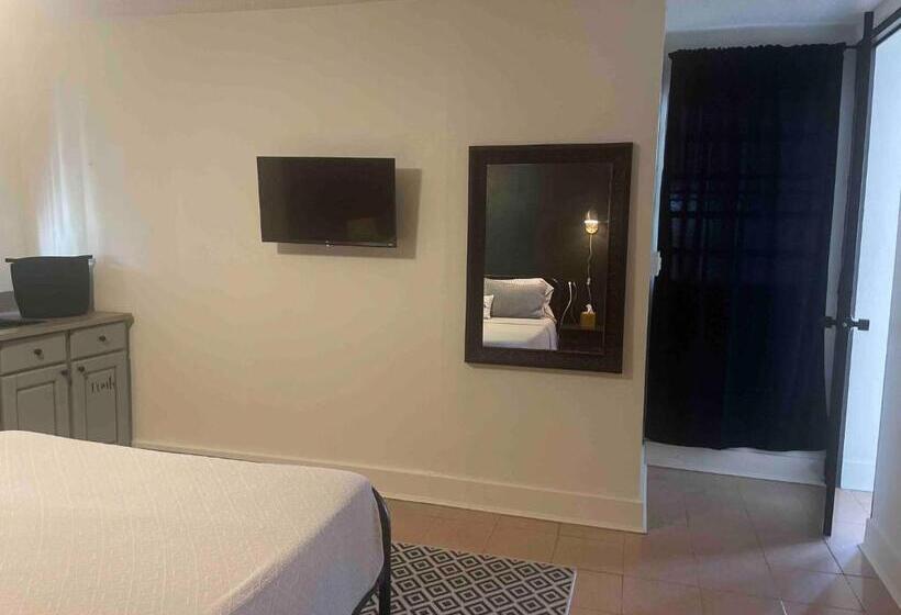 پانسیون Room In Apartment   Pr Pvt Rm 5 Qn Bed Gated Comm Easy Parking