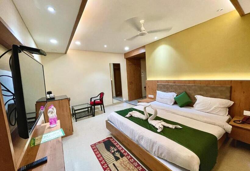 هتل Rockbay ! Puri, Swimming Pool Lift And Parking Facility Near Sea Beach & Temple Breakfast Included