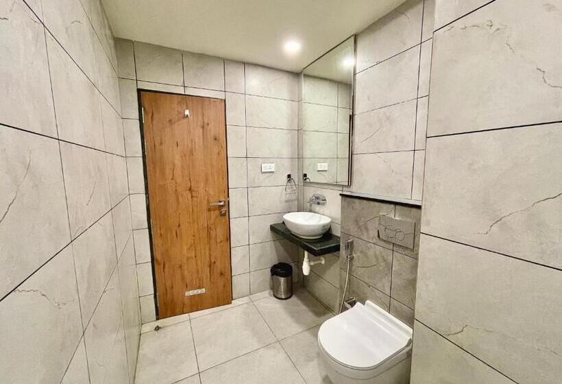 هتل Rockbay ! Puri, Swimming Pool Lift And Parking Facility Near Sea Beach & Temple Breakfast Included